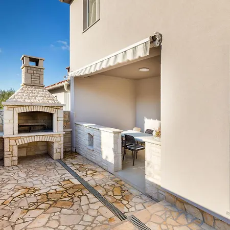 Сasa de vacaciones 4 Bedroom Awesome In Vodnjan Mednjan