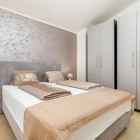 Сasa de vacaciones 4 Bedroom Awesome In Vodnjan *