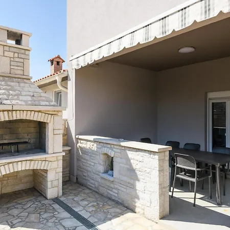 Holiday home 4 Bedroom Awesome In Vodnjan Mednjan