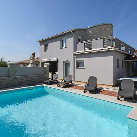 Holiday home 4 Bedroom Awesome In Vodnjan