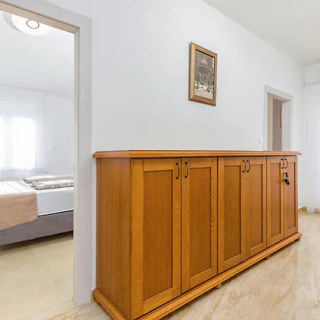 Holiday home 4 Bedroom Awesome In Vodnjan Mednjan