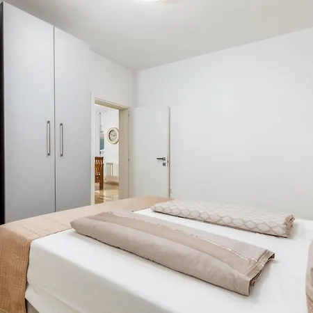 Holiday home 4 Bedroom Awesome In Vodnjan