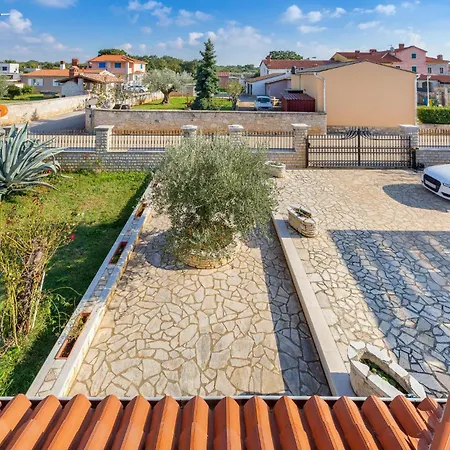 4 Bedroom Awesome In Vodnjan Holiday home Mednjan