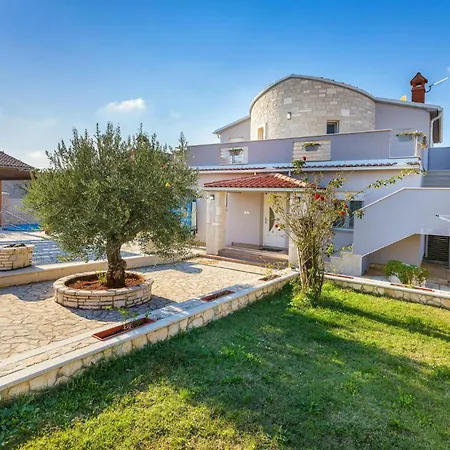Holiday home 4 Bedroom Awesome In Vodnjan Mednjan