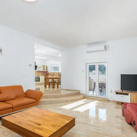 Casa vacanze 4 Bedroom Awesome In Vodnjan Mednjan