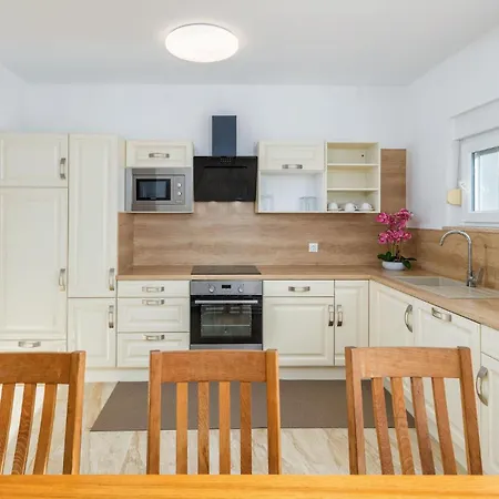 4 Bedroom Awesome In Vodnjan Casa vacanze *