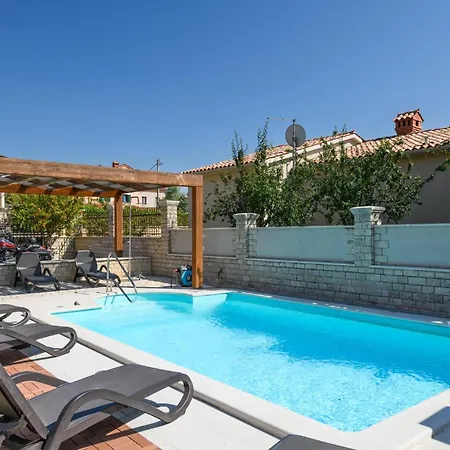 Holiday home 4 Bedroom Awesome In Vodnjan *