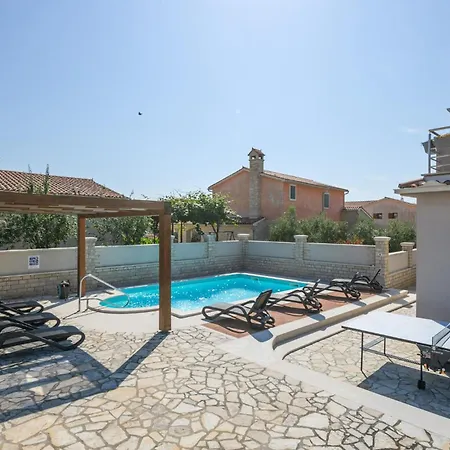 4 Bedroom Awesome In Vodnjan Holiday home Mednjan