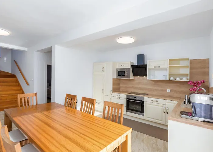 4 Bedroom Awesome In فودنيان