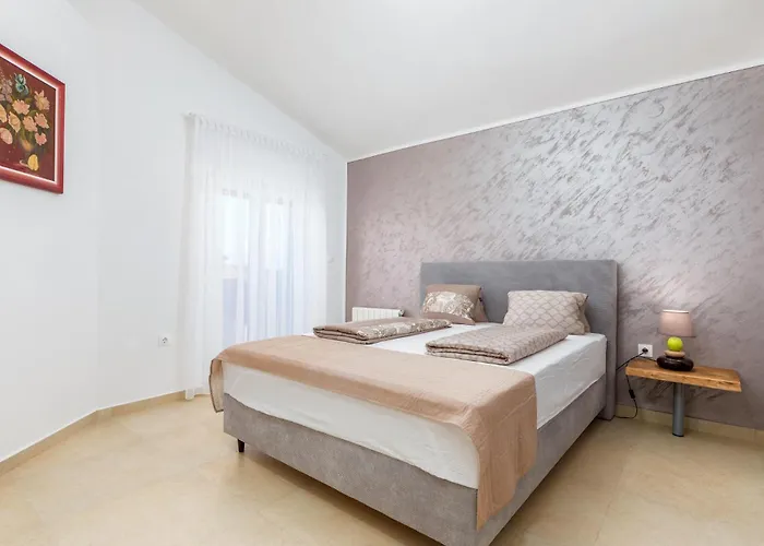 4 Bedroom Awesome In فودنيان