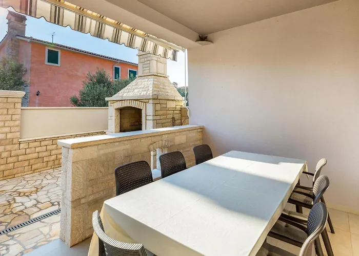 4 Bedroom Awesome In بيت للعطل